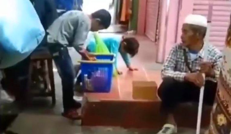 bocah penjual gorengan